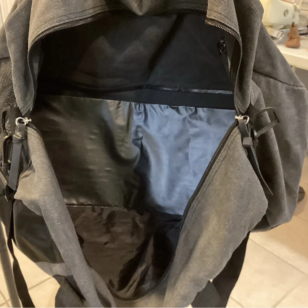 Ed Hardy Black Duffel Bag with Death Or Glory Design - Picture 7 of 8